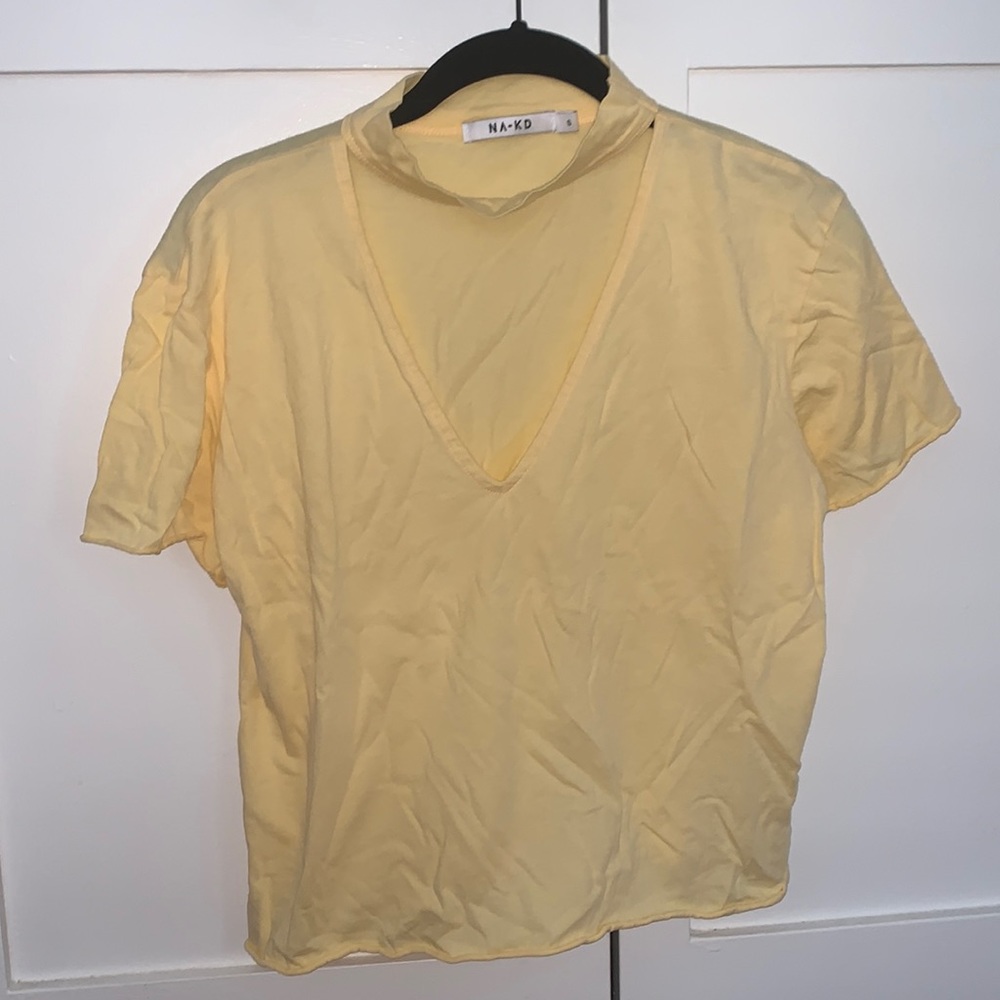 NA-KD yellow teeshirt with choker